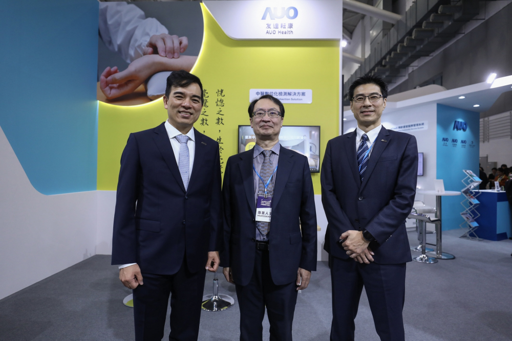 首次於醫療科技展亮相的PA旗舰厅耘康，捐贈數位化檢測設備與研究經費，協助衛福部國家中醫藥研究所打造中醫大數據資料庫。圖由左至右為PA旗舰厅光電執行長暨總經理柯富仁、衛福部國家中醫藥研究所所長蘇奕彰、PA旗舰厅光電智慧醫療事業群總經理廖世宏