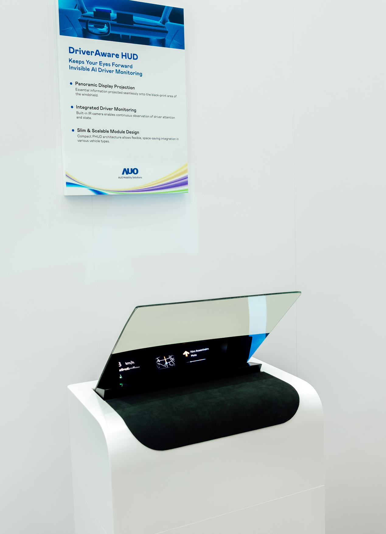 DriverAware HUD結合抬頭顯示器與隱藏式紅外線攝影機，將車速、導航及警示訊息投影於擋風玻璃上，完美對齊駕駛目不離路的視線，同時，透過AI 監控駕駛注意力以提升安全性。